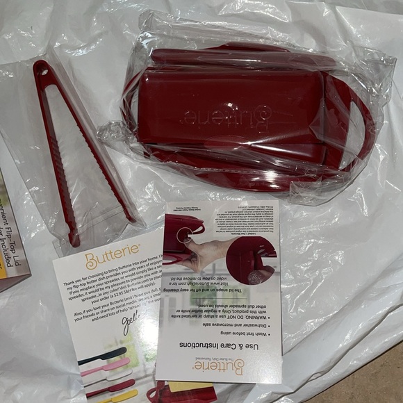 Butterie Convenient Flip-Top Lid Matching Spreader Included
Butter Dish - Picture 4 of 7